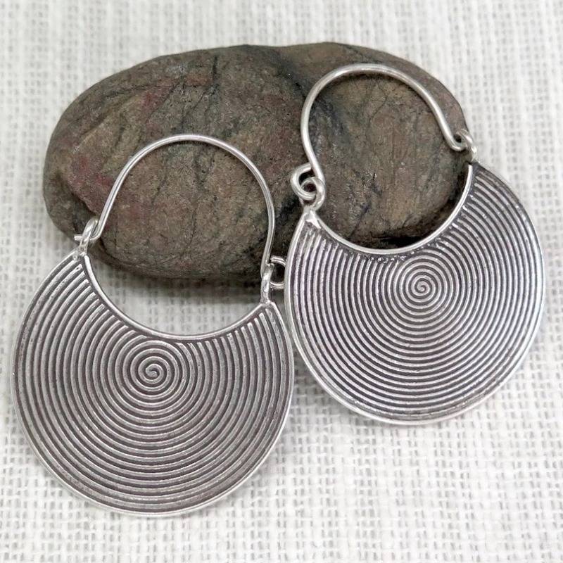 Ethnic Wear In Fashion - Retro Ethnic Style Distressed Spiral-Shaped Half-Round